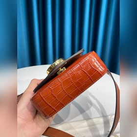 CHLOE Сумка C Bag с кожаным ремнем через плечо отличается модным 