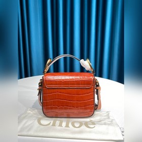 CHLOE Сумка C Bag с кожаным ремнем через плечо отличается модным 