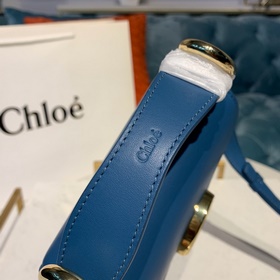 CHLOE Сумка C Bag с кожаным ремнем через плечо представляет собо