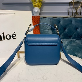 CHLOE Сумка C Bag с кожаным ремнем через плечо представляет собо
