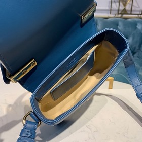 CHLOE Сумка C Bag с кожаным ремнем через плечо представляет собо