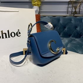 CHLOE Сумка C Bag с кожаным ремнем через плечо представляет собо
