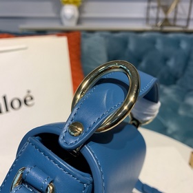 CHLOE Сумка C Bag с кожаным ремнем через плечо представляет собо