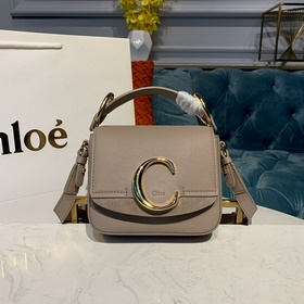 CHLOE Сумка C Bag с кожаным ремнем через плечо представляет собо