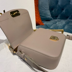 CHLOE Сумка C Bag с кожаным ремнем через плечо представляет собо