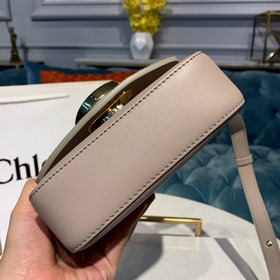CHLOE Сумка C Bag с кожаным ремнем через плечо представляет собо