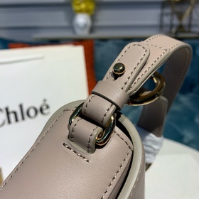 CHLOE Сумка C Bag с кожаным ремнем через плечо представляет собо