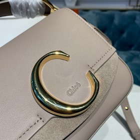 CHLOE Сумка C Bag с кожаным ремнем через плечо представляет собо