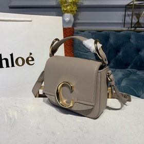 CHLOE Сумка C Bag с кожаным ремнем через плечо представляет собо