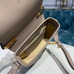 CHLOE Сумка C Bag с кожаным ремнем через плечо представляет собо