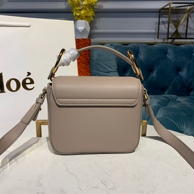 CHLOE Сумка C Bag с кожаным ремнем через плечо представляет собо