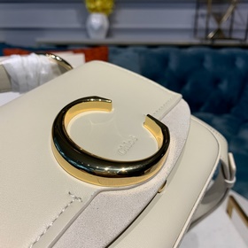 Сумка Chloe C Bag с кожаным ремнем через плечо отличается модным 
