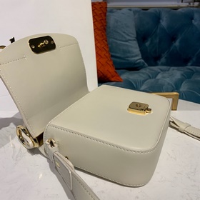 Сумка Chloe C Bag с кожаным ремнем через плечо отличается модным 