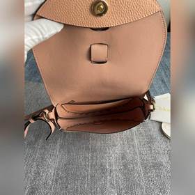 CHLOE  Новая модель DARRYL в цвете «персиковый улун» седлом Сум