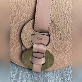 CHLOE  Новая модель DARRYL в цвете «персиковый улун» седлом Сум