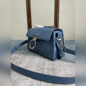 CHLOE  Большой Новая сумка Эта сумка изготовлена из гладкой и мя
