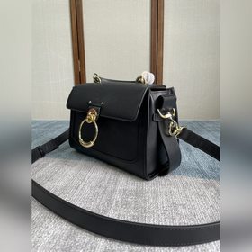 CHLOE  Большой Новая сумка Эта сумка изготовлена из гладкой и мя
