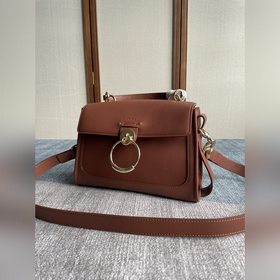 CHLOE  Большой Новая сумка Эта сумка изготовлена из гладкой и мя