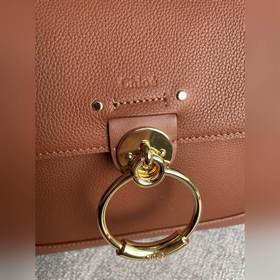 CHLOE  Большой Новая сумка Эта сумка изготовлена из гладкой и мя