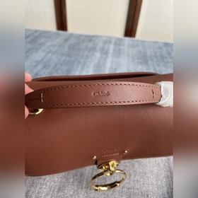 CHLOE  Большой Новая сумка Эта сумка изготовлена из гладкой и мя
