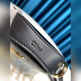 CHLOE  Сумка C Bag с косым ремнем отличается модным и ярким диза