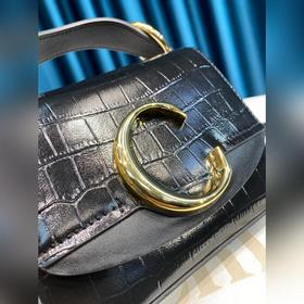 CHLOE  Сумка C Bag с косым ремнем отличается модным и ярким диза