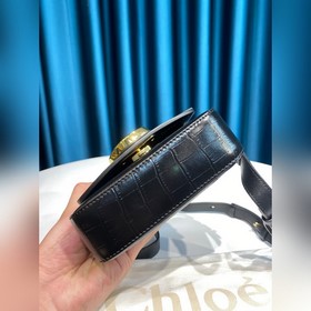 CHLOE  Сумка C Bag с косым ремнем отличается модным и ярким диза