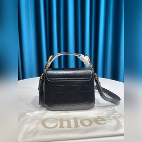 CHLOE  Сумка C Bag с косым ремнем отличается модным и ярким диза