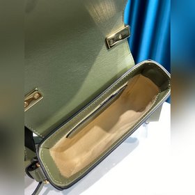 CHLOE  Сумка C Bag с косым ремнем отличается модным и ярким диза