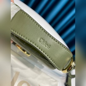 CHLOE  Сумка C Bag с косым ремнем отличается модным и ярким диза