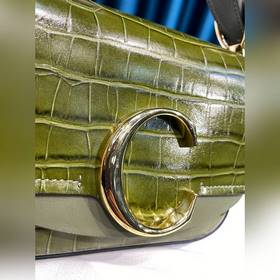 CHLOE  Сумка C Bag с косым ремнем отличается модным и ярким диза
