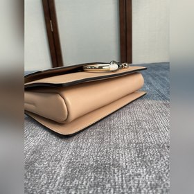 Новый цвет Chloe Faye среднего размера, который своим стилем заво