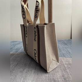 CHLOE  Коричневая сумка среднего размера, которая может служить 