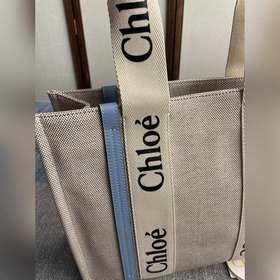 CHLOE  Светло-голубая сумка среднего размера, которая может служ