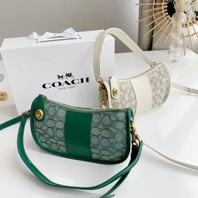 Coach  Артикул： C0721 23 Классическая сумка с логотипом из кожи
