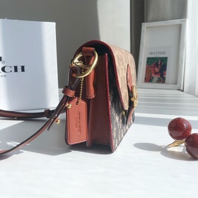 Сумка Coach Beat (маленькая) Артикул： 4603 Дизайн сумки Beat вдо