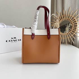 Сумка Coach Артикул： C3863  Кожа цвета карамельного песка с бе