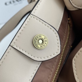 Сумка Coach Артикул： C3865  Корпусумки выполнен из тканого мат