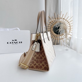 Сумка Coach Артикул： C3865  Корпусумки выполнен из тканого мат