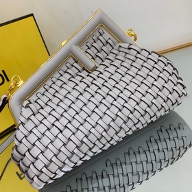 FENDI Серия first с буквой F в качестве яркого элемента дизайна.