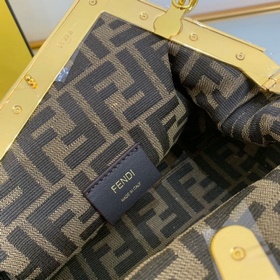 FENDI Серия first с буквой F в качестве яркого элемента дизайна.