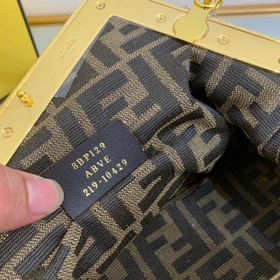FENDI Серия first с буквой F в качестве яркого элемента дизайна.