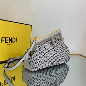 FENDI Серия first с буквой F в качестве яркого элемента дизайна.