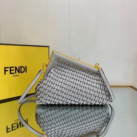 FENDI Серия first с буквой F в качестве яркого элемента дизайна.