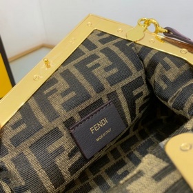 FENDI Маленькая сумка, изготовленная вручную из кожи с инкрустац