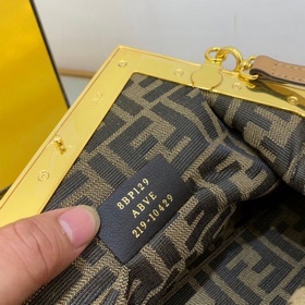 FENDI Маленькая сумка, изготовленная вручную из кожи с инкрустац
