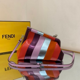 FENDI Маленькая сумка, изготовленная вручную из кожи с инкрустац