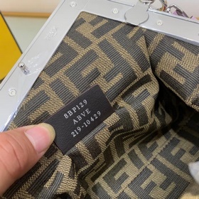 FENDI Маленькая сумка, изготовленная вручную из кожи с инкрустац