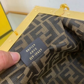 FENDI Маленькая сумка, изготовленная вручную из кожи с инкрустац