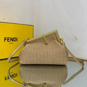 FENDI Маленькая сумка, изготовленная вручную из кожи с инкрустац